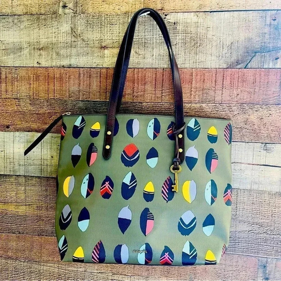 Handbags - NWOT Fossil Feather/Leaf Print Rachel Leather Tote With Key Charm